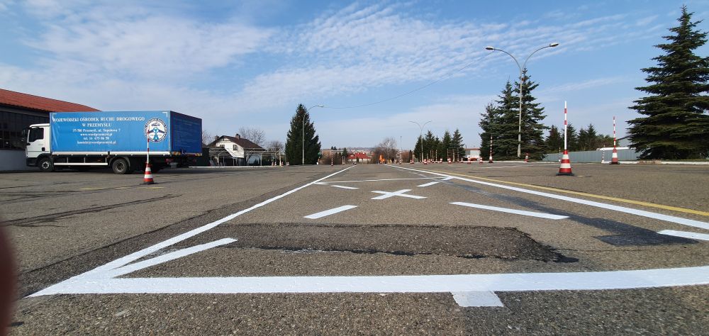 plac manewrowy z ciężarówką