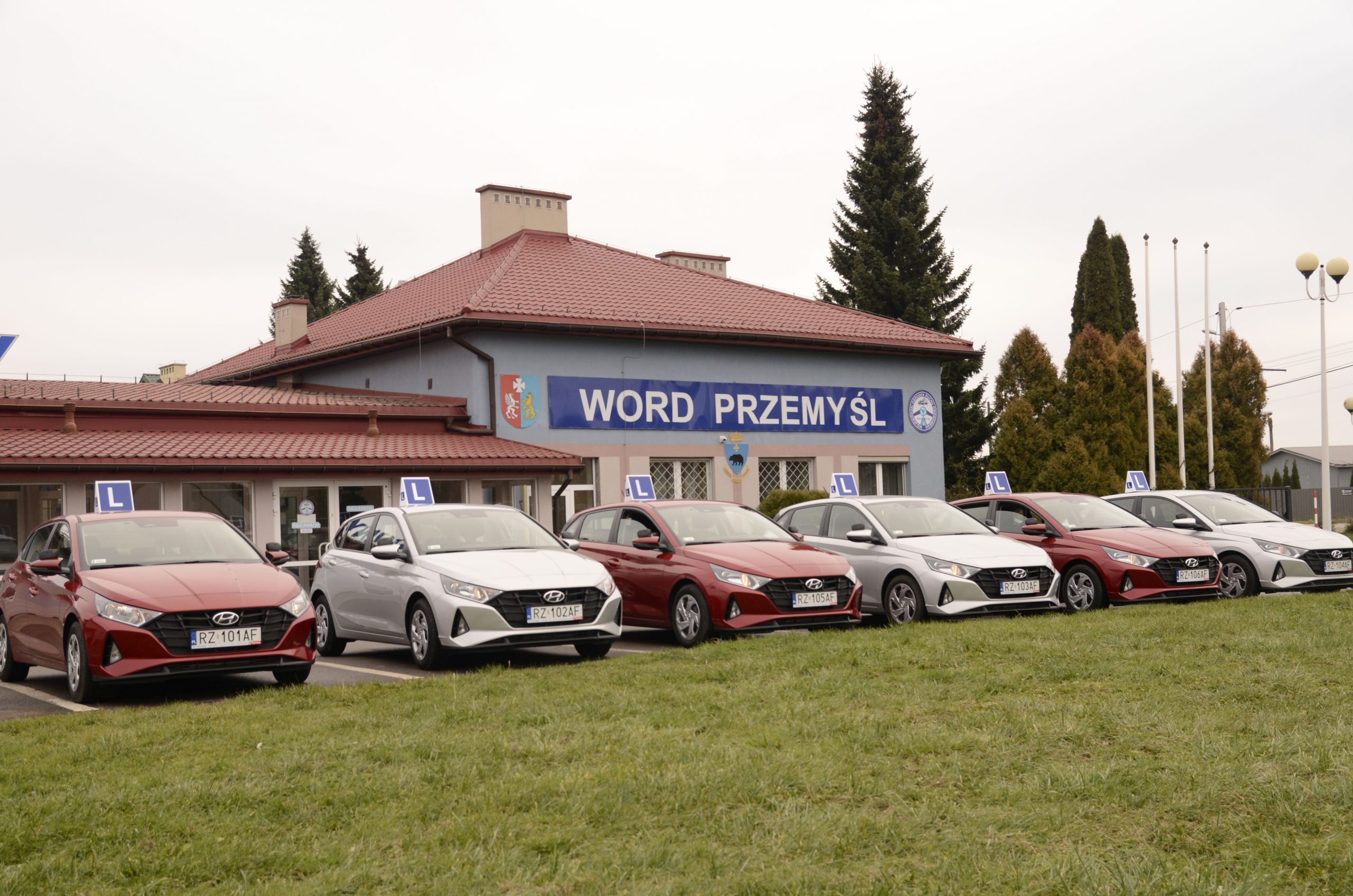 Budynek Word i samochody egzaminacyjne